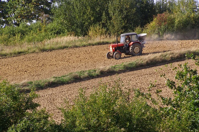 tractor-g03e3893be_640