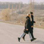 Bezpieczeństwo dzieci na pierwszym miejscu: Dlaczego znaki ostrzegawcze powinny unikać przyciągania uwagi najmłodszych