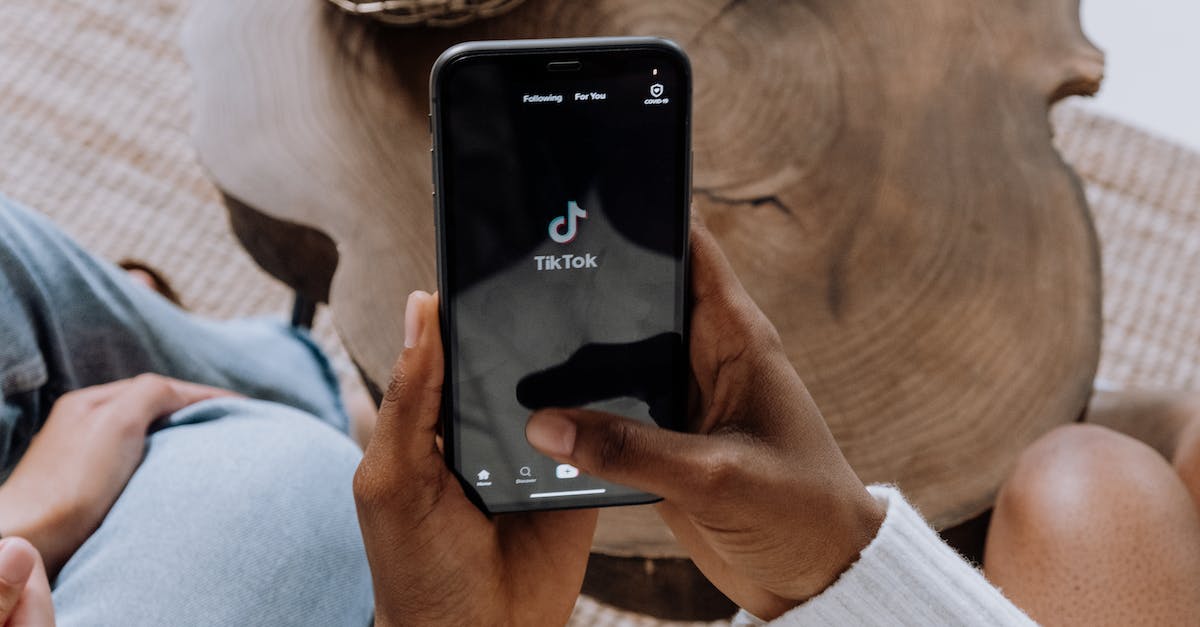 TikTok: Jak popularna aplikacja stała się fenomenem społecznym?
