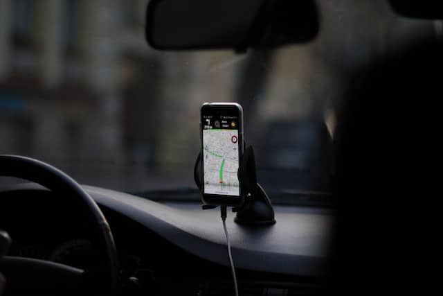 Nadajnik GPS do samochodu, czyli sprzymierzeniec w monitorowaniu zużycia paliwa i czasu pracy kierowców